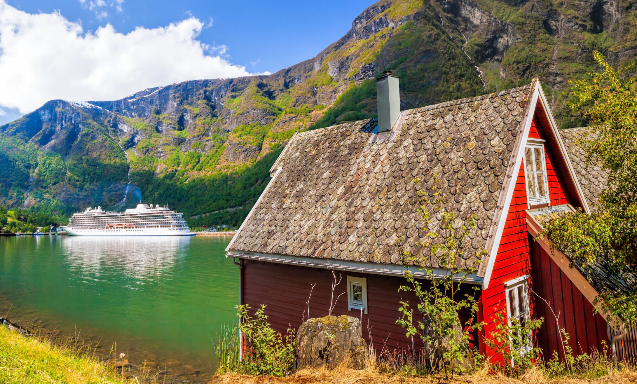 Интернет в норвегии. Фьорд Норвегия красный домик. Норвежские домики в фьордах. С днем рождения домик в Норвегии. С днем рождения на фоне домика в Норвегии.