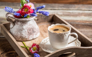 Кофе и яркие цветочки