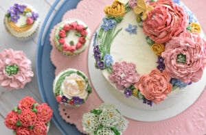 Десерты с цветами из крема