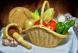 Овощи в корзине и хлеб