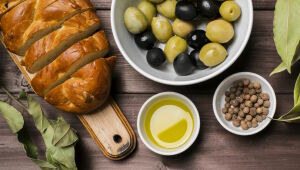 Хлеб и оливки