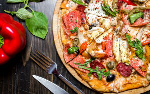 Пицца на столе