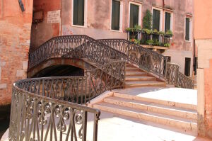 Мостик и дом