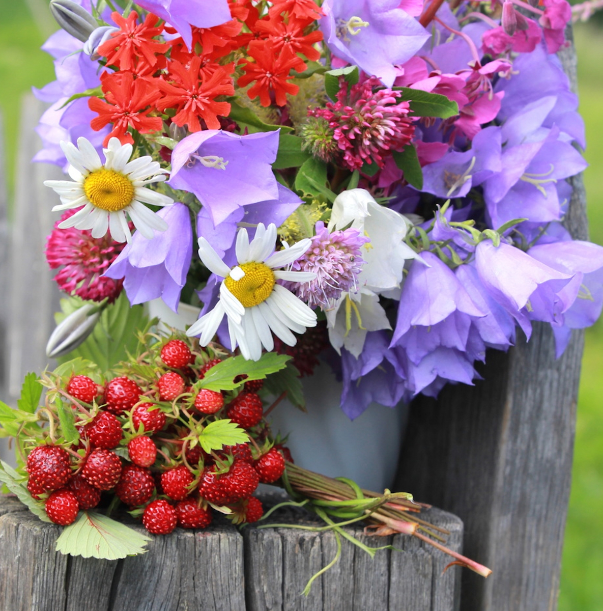 Букет земляники и цветы