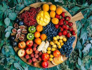 Фрукты и ягоды на тарелке