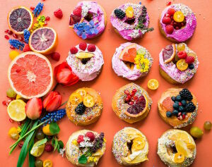 Яркие пончики