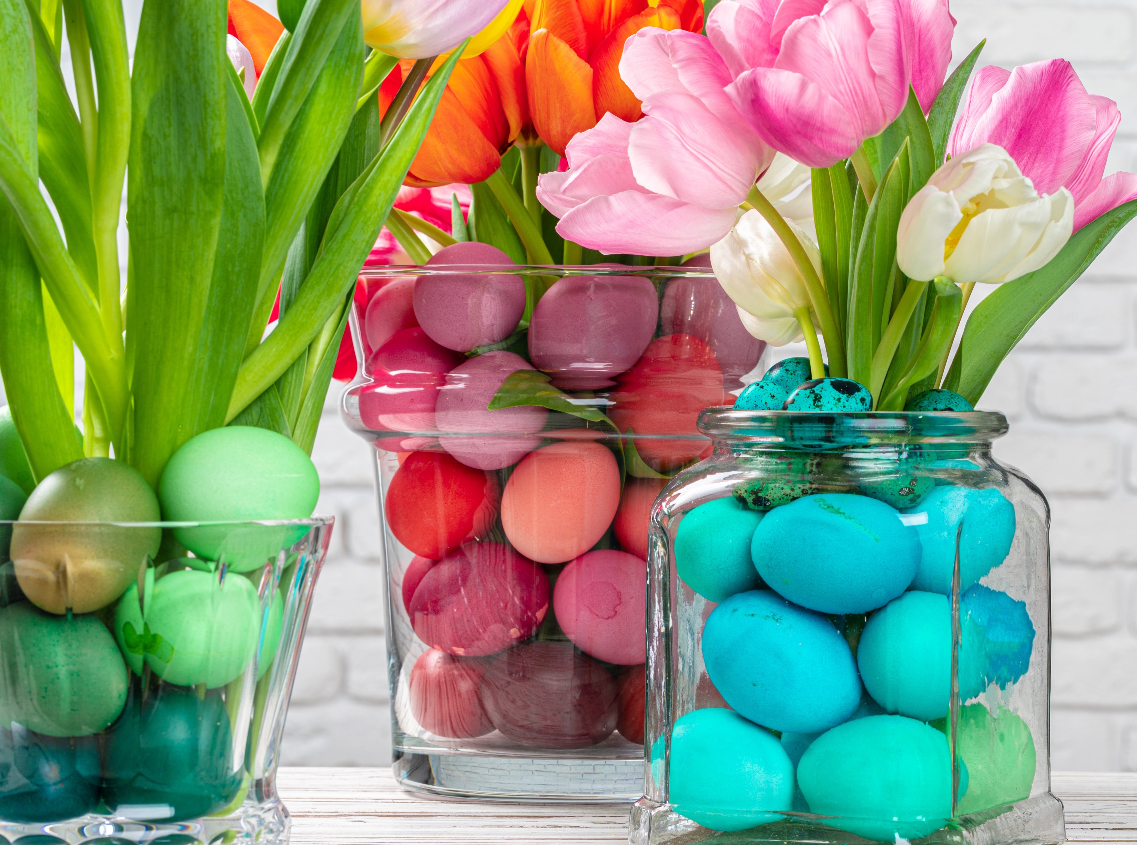 Тюльпаны и разноцветные яйца