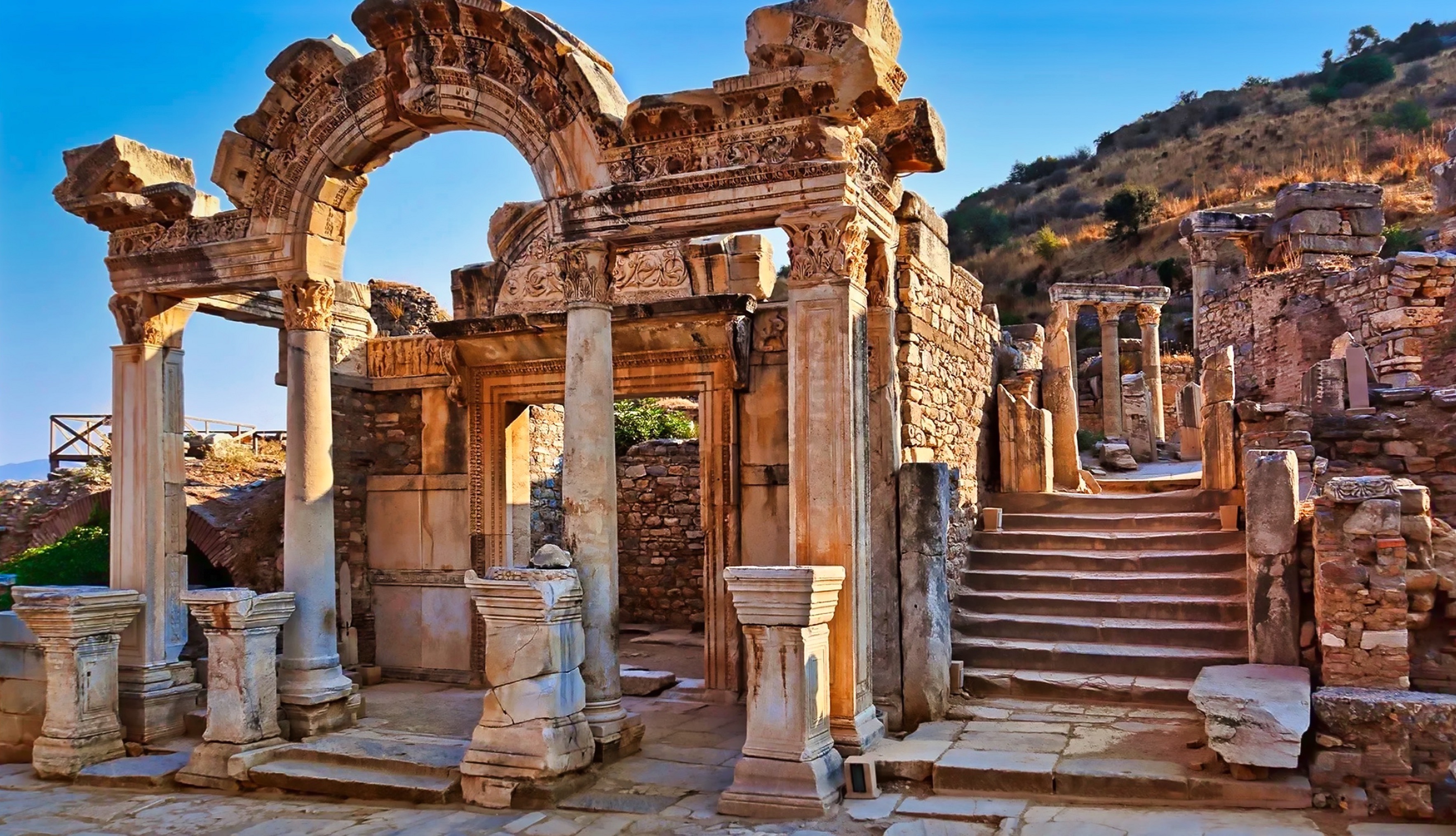 Древние руины где находятся. Античные развалины города Эфес.. Эфес Турция достопримечательности Акрополь. Экскурсия Измир Эфес.