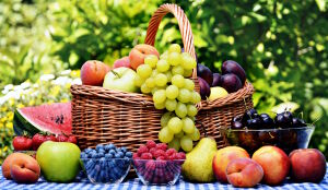 Ягоды и фрукты для пикника
