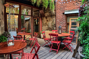 Красные стульчики