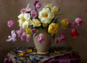 Кудрявые тюльпаны в вазе