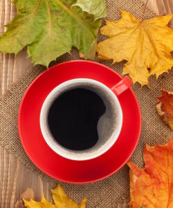 Кофе и осенние листья
