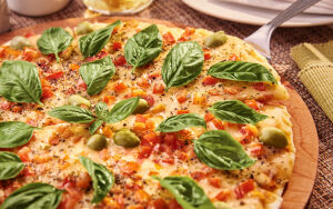 Сочная пицца с базиликом
