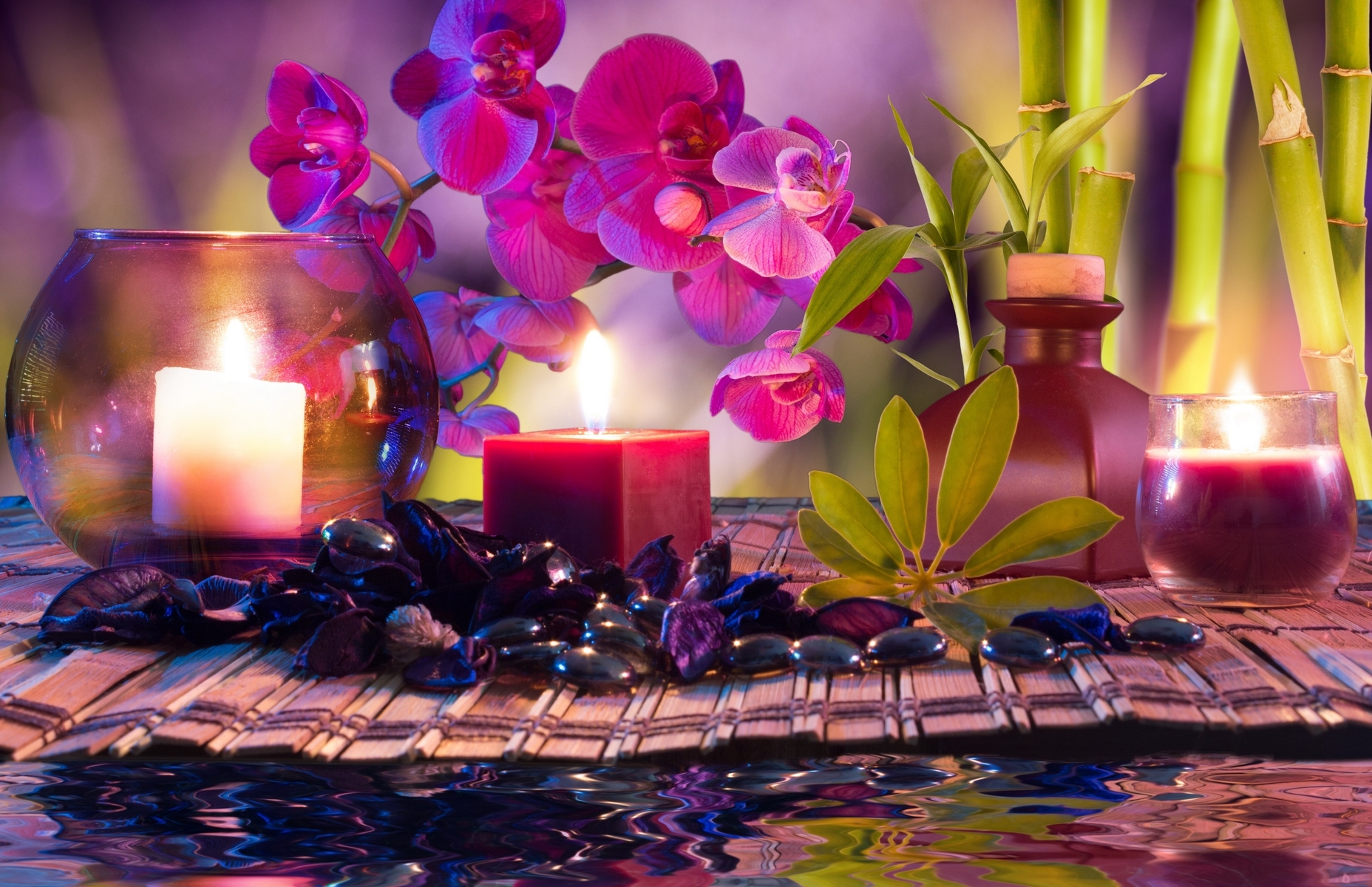 Свечи и цветы орхидеи
