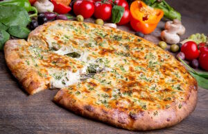 Сырная пицца с зеленью