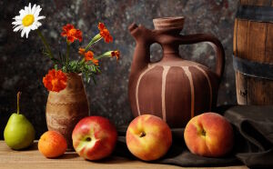 Кувшин и персики