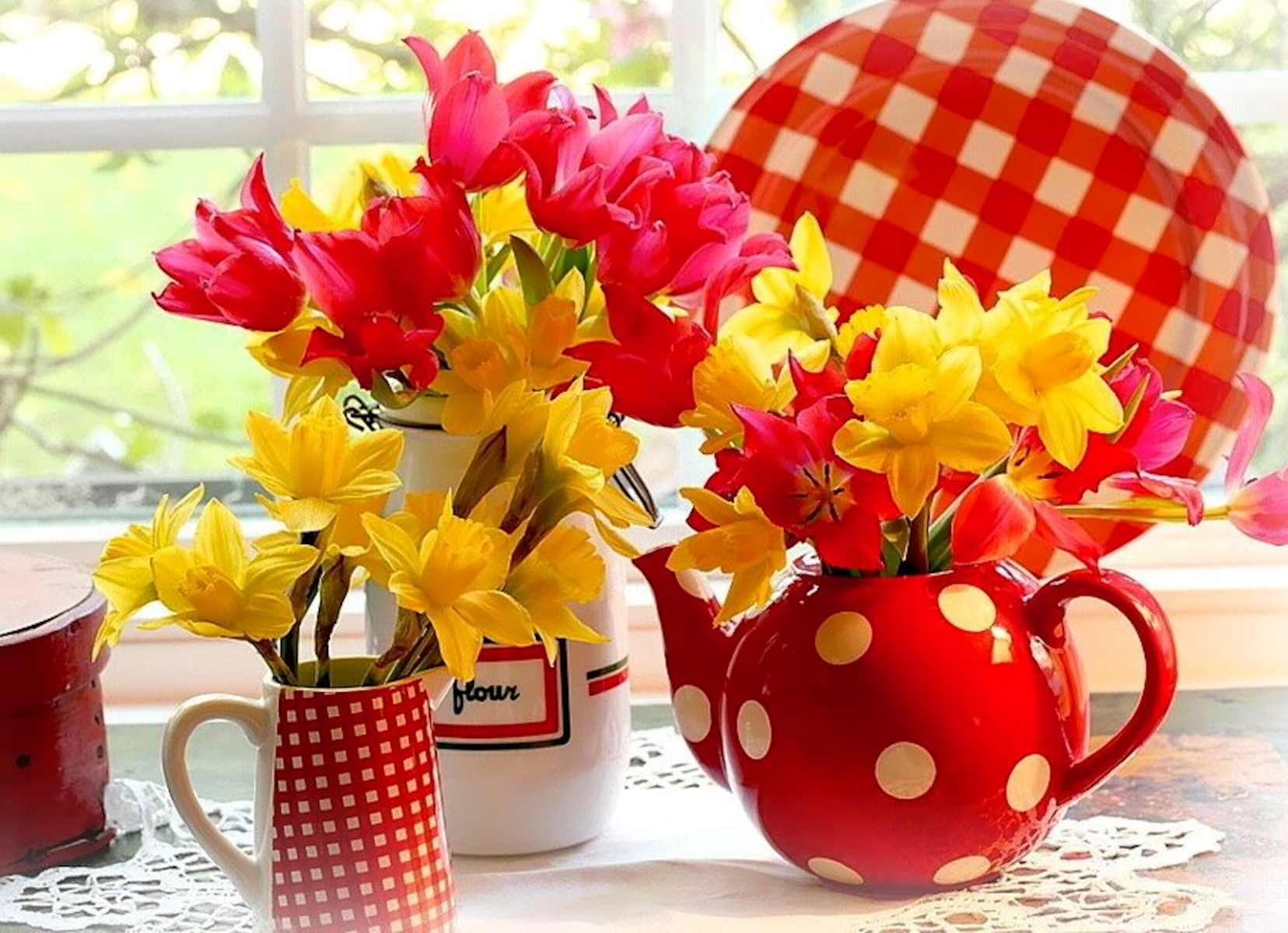 Доброе утро яркие цветы. Яркое утро. Чудесного праздника и отличного настроения. Яркого весеннего утра и прекрасного настроения. Доброе праздничное утро и цветы.