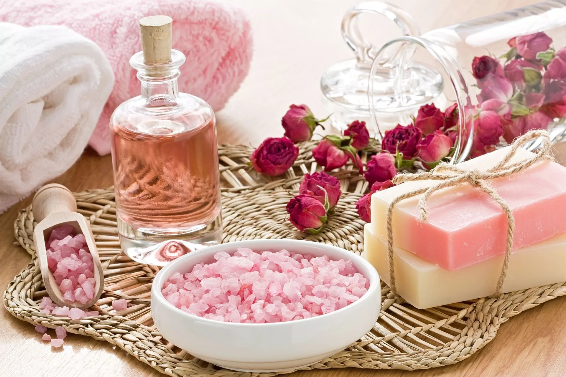 Розовая соль и мыло