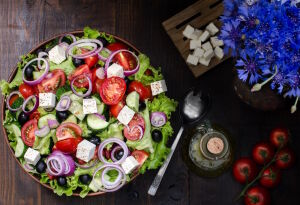 Греческий салат и васильки