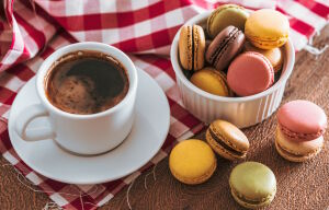 Кофе и десерт макаруны