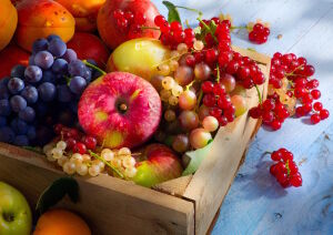 Ящик с фруктами и ягодами