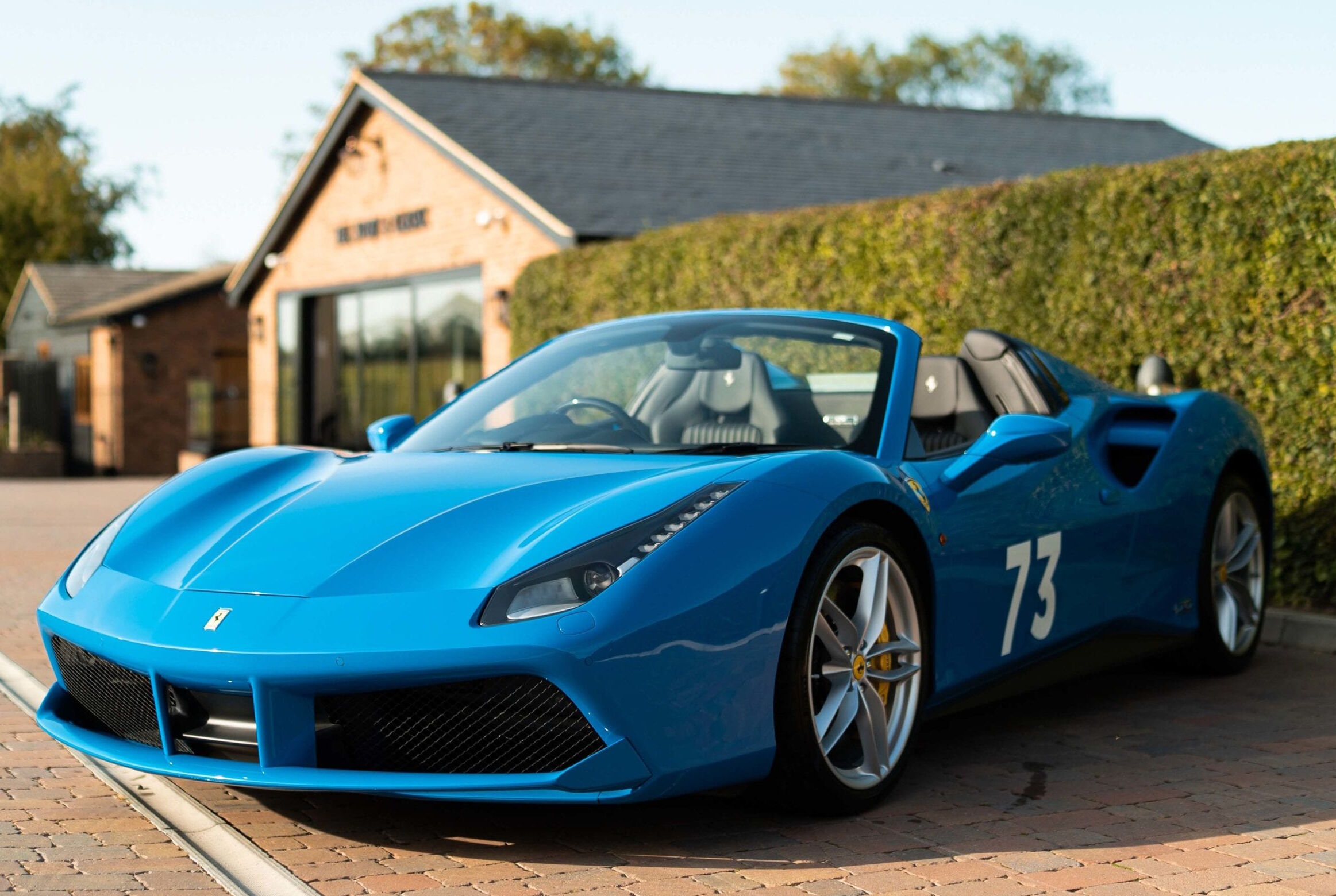 Синий Ferrari 488