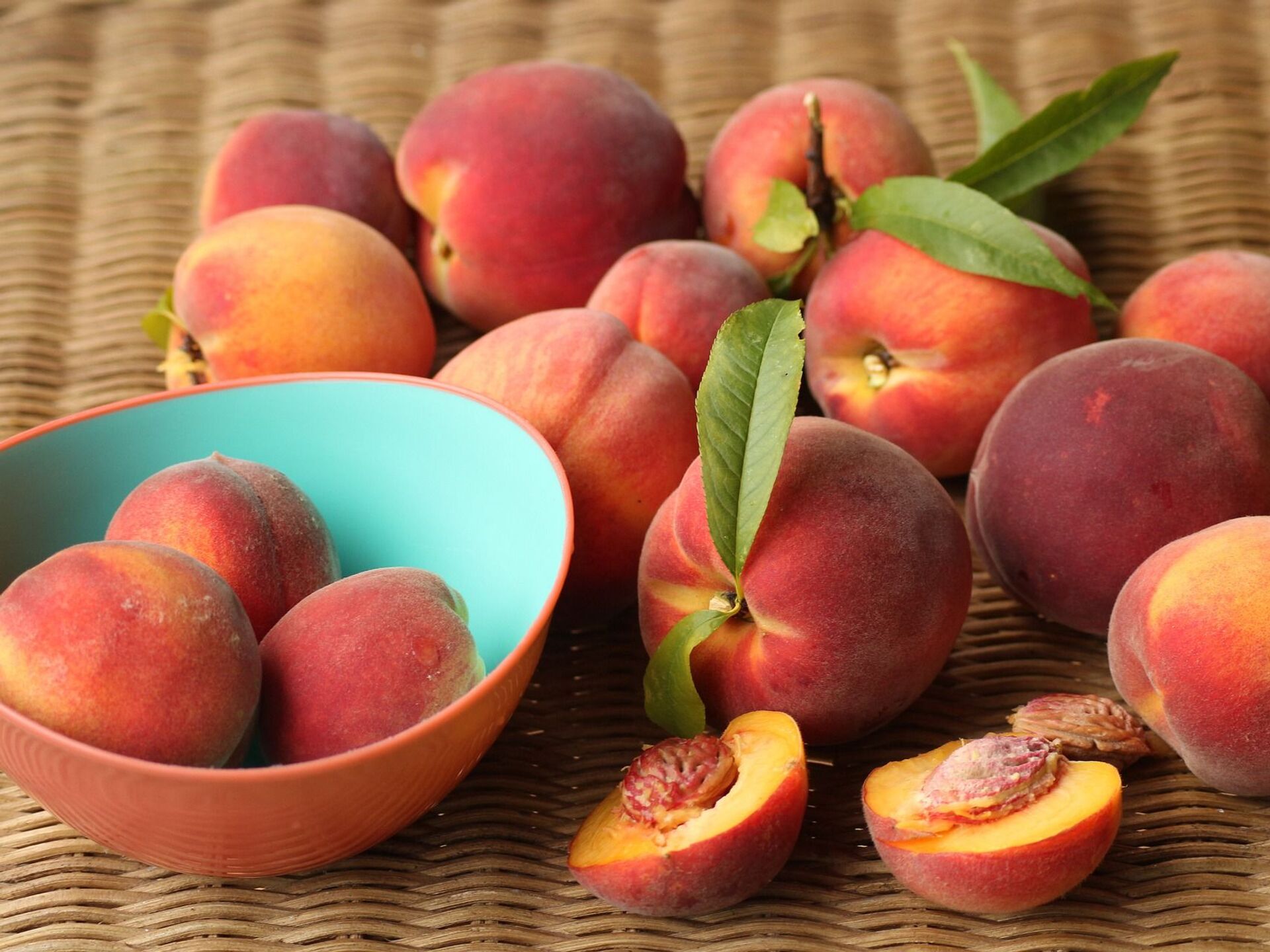 Сладкие персики на столе