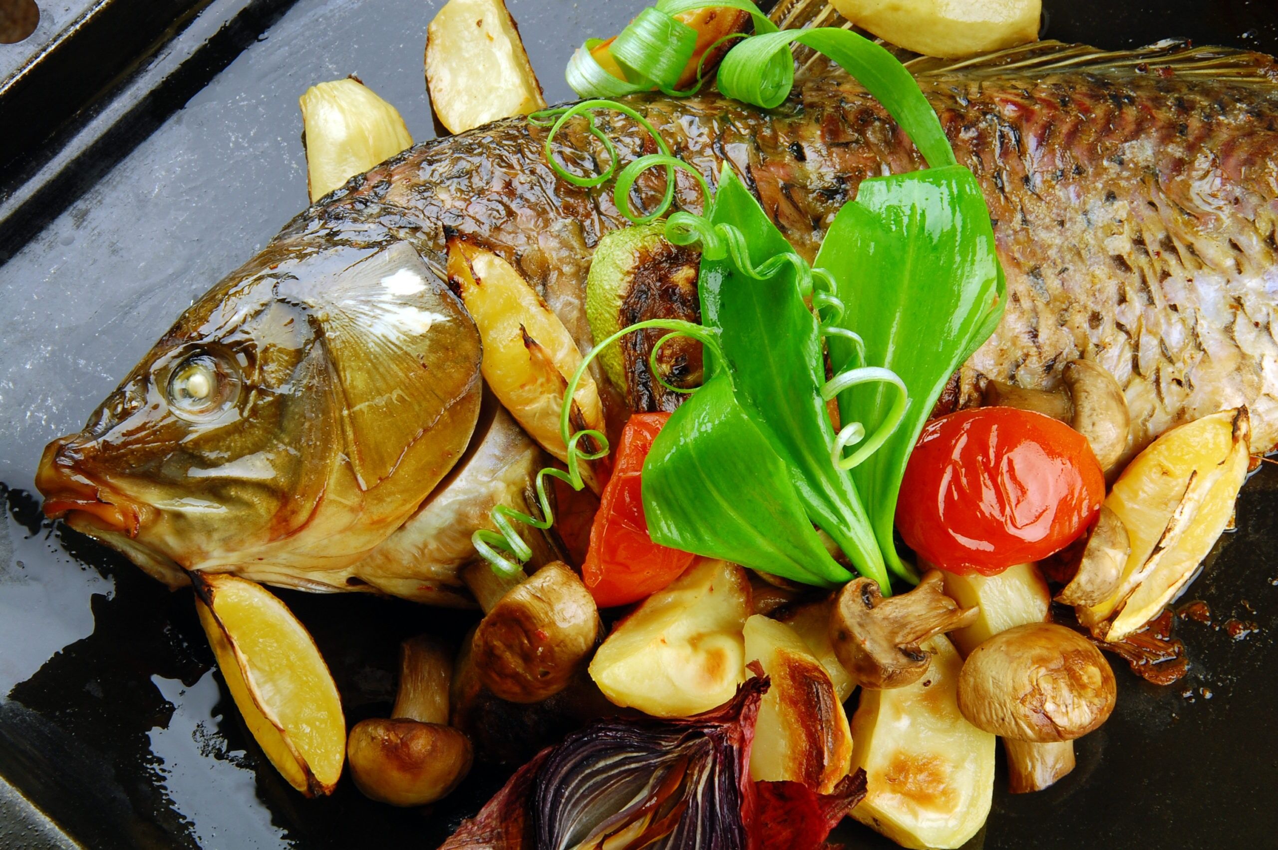 Блюда из рыбы в столовой. Рыбные блюда. Карп с овощами. Запеченный Карп. Рыба запеченная с овощами.