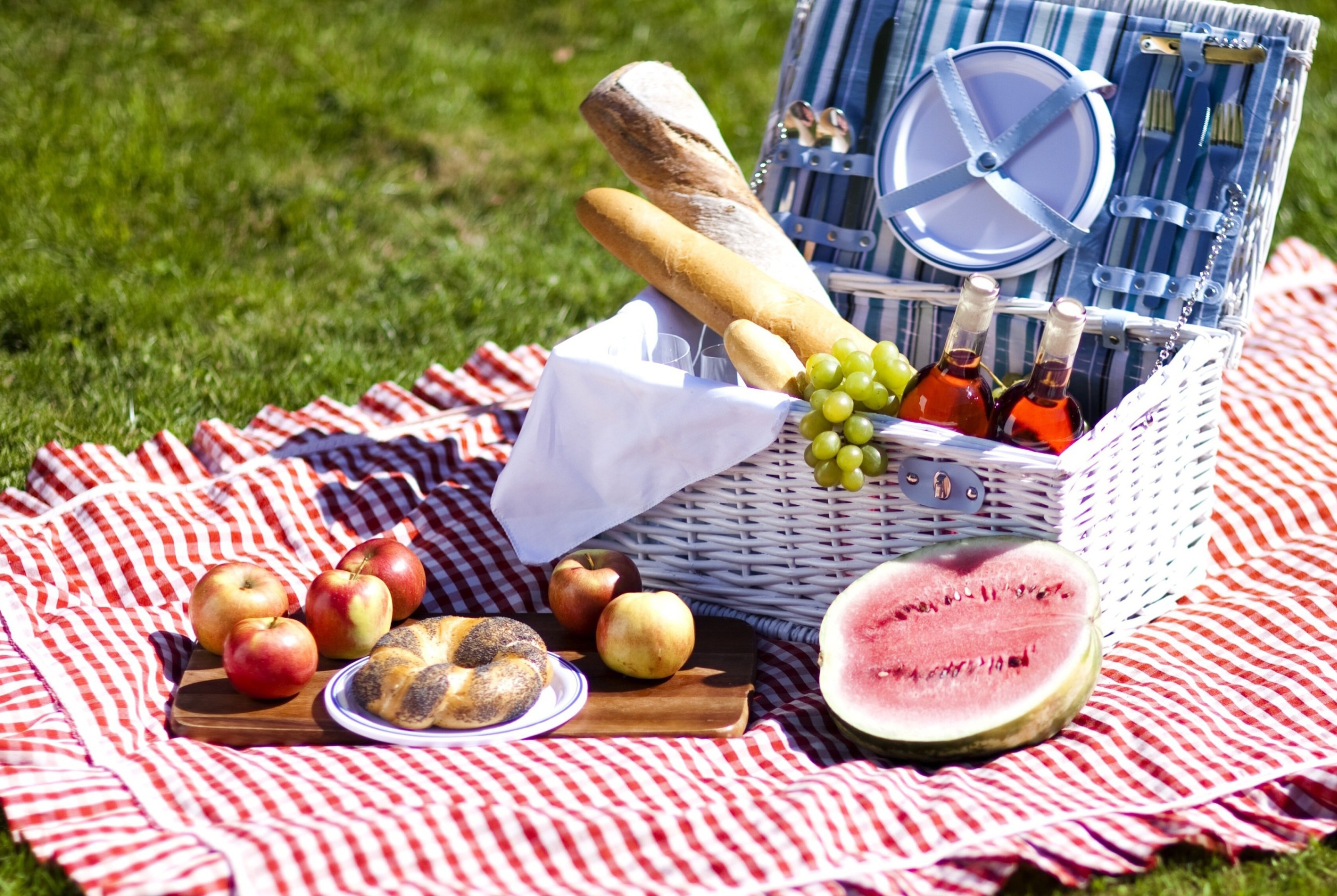 Летний пикник с фруктами