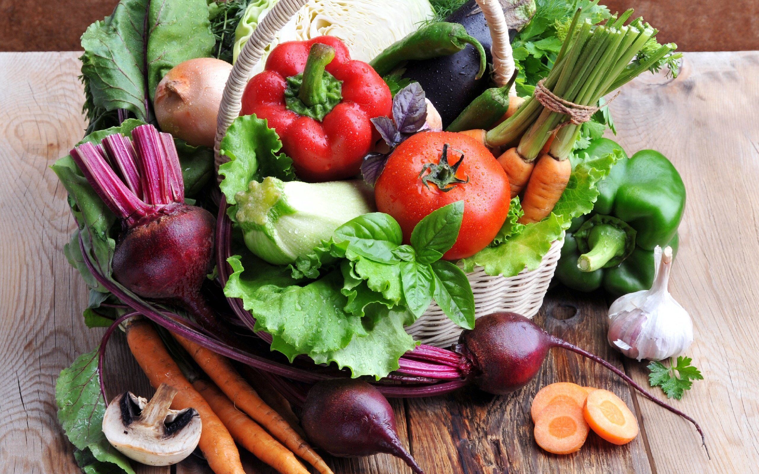 Овощи свежие на столе. Овощи. Красивые овощи. Продукты овощи. Овощи и зелень.