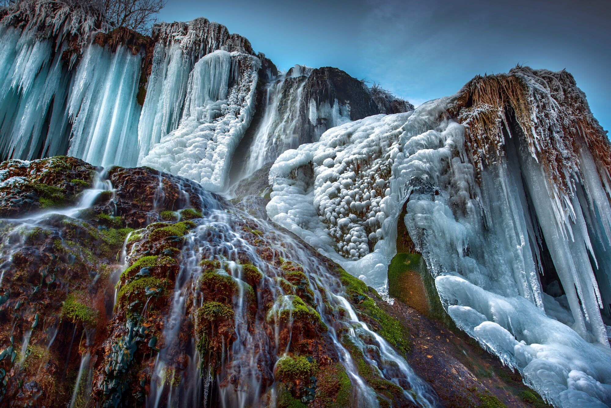 Медовые водопады зимой