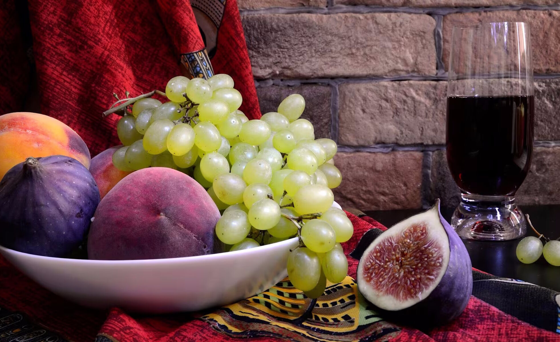 Розовый виноград вино. Гранат, виноград, инжир. Натюрморт с фруктами. Вино и фрукты. Натюрморт с вином и фруктами.