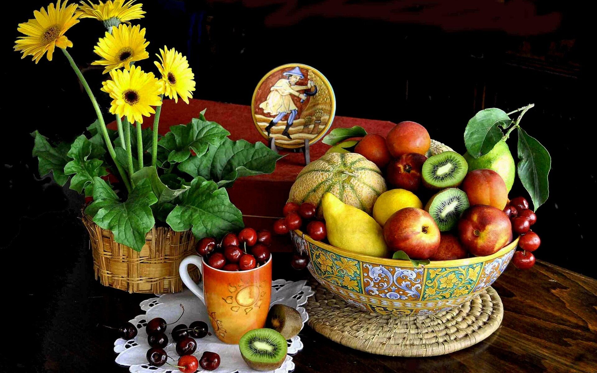 Цветы и фрукты в блюде