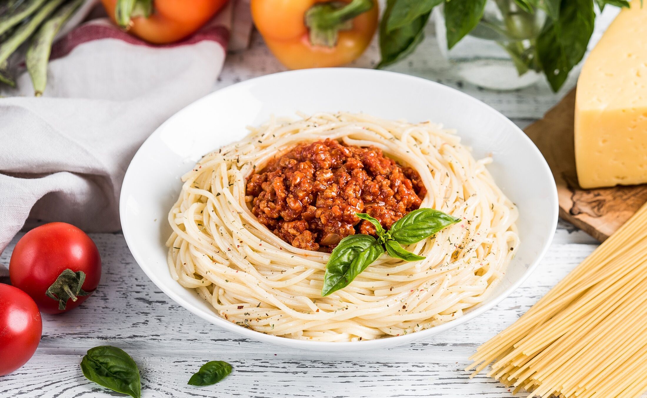 Спагетти-болоньезе и овощи