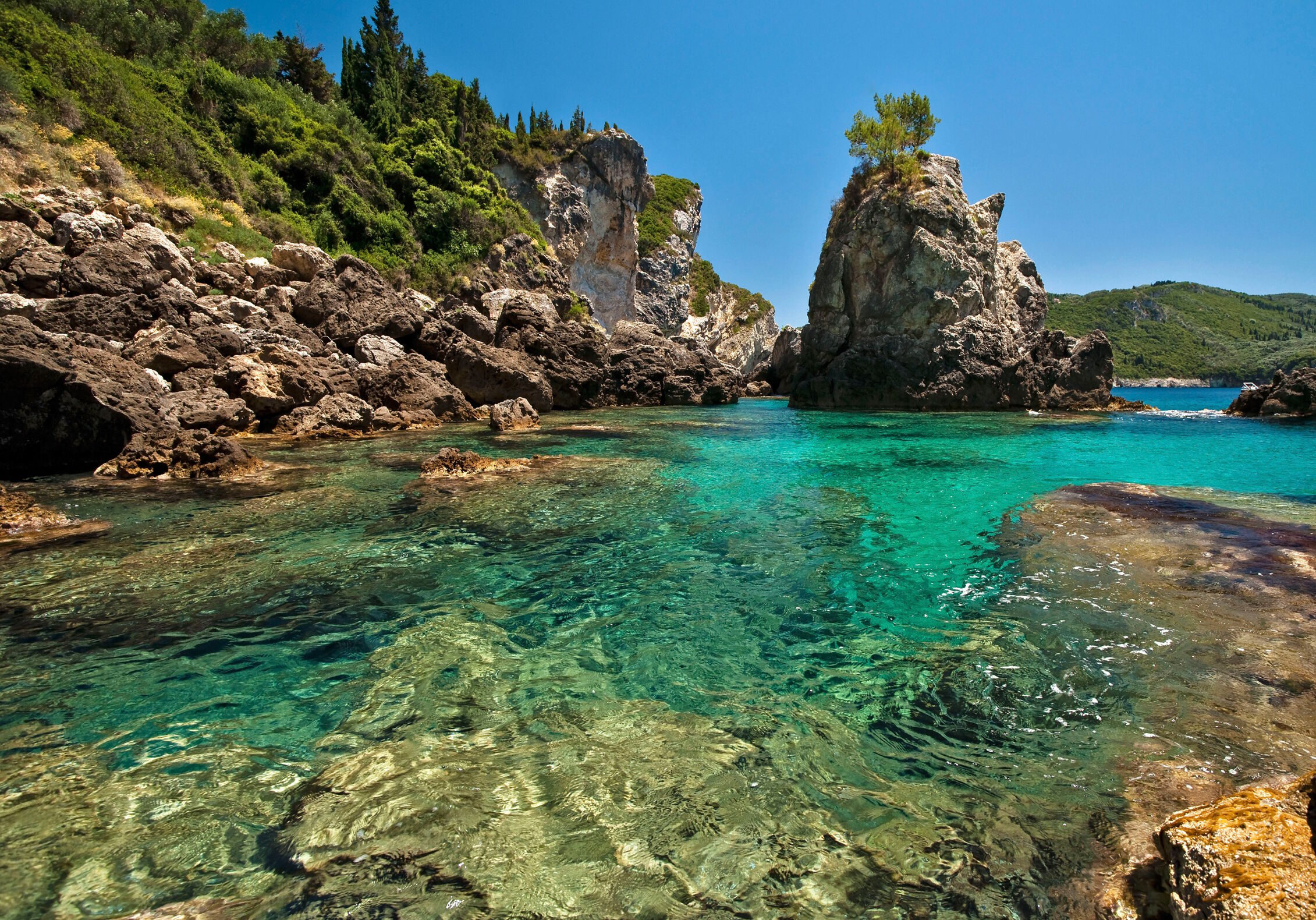 Море с прозрачной водой