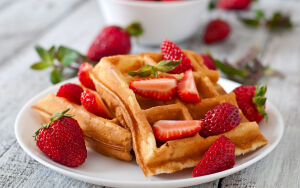 Вафли и клубника