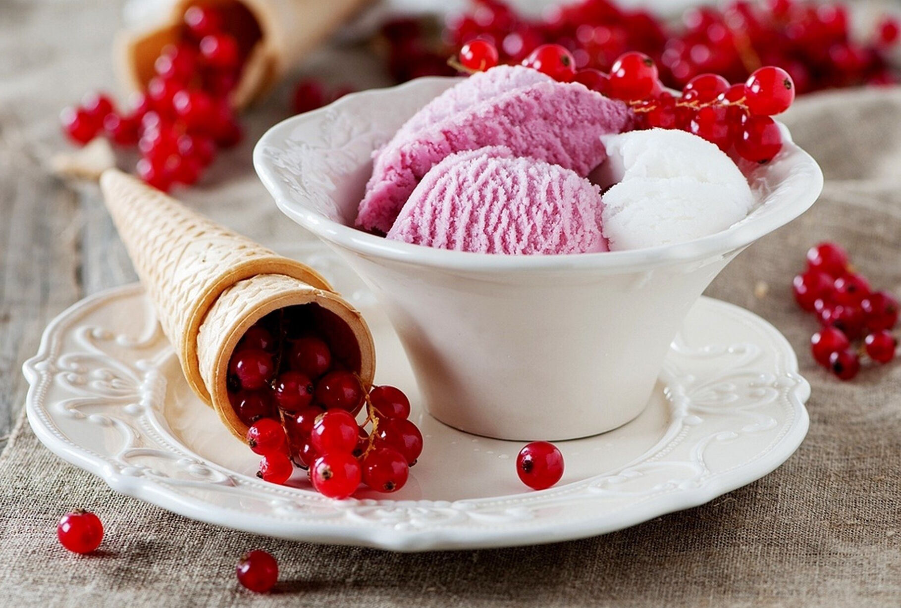 Мороженое с красной смородиной