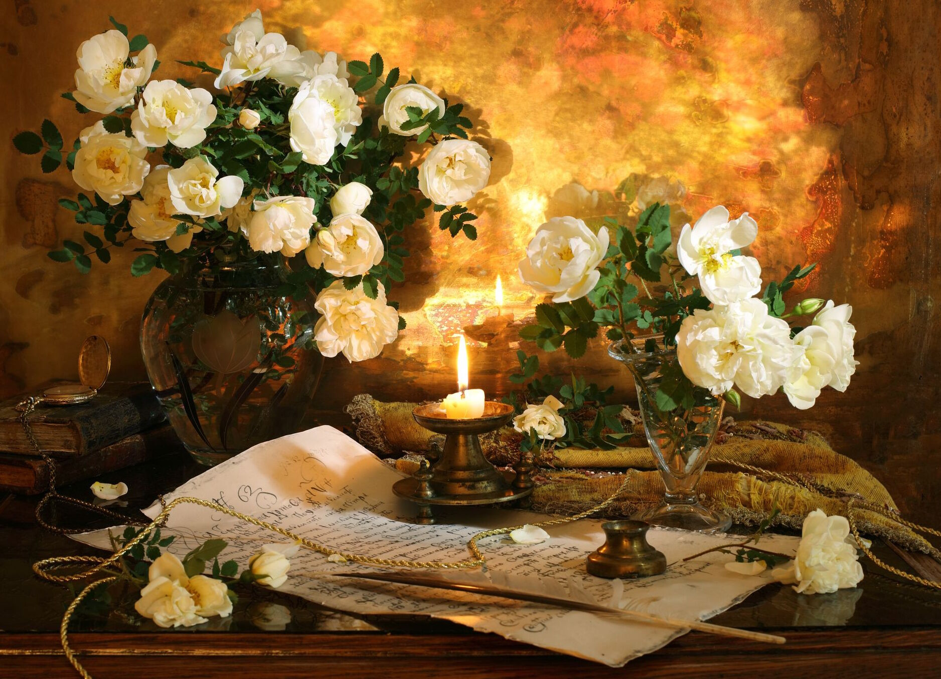 Свеча и белые розы