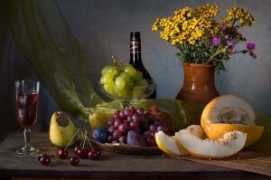 Дыня и виноград на столе