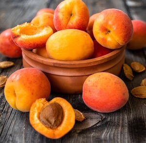 Красные абрикосы