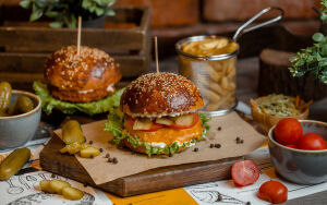 Праздничный стол с бургерами