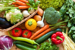 Овощи на столе и зелень