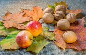 Орехи с яблоками