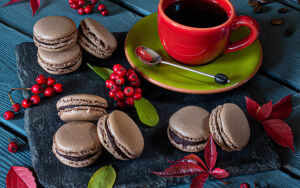 Шоколадные макаруны и кофе