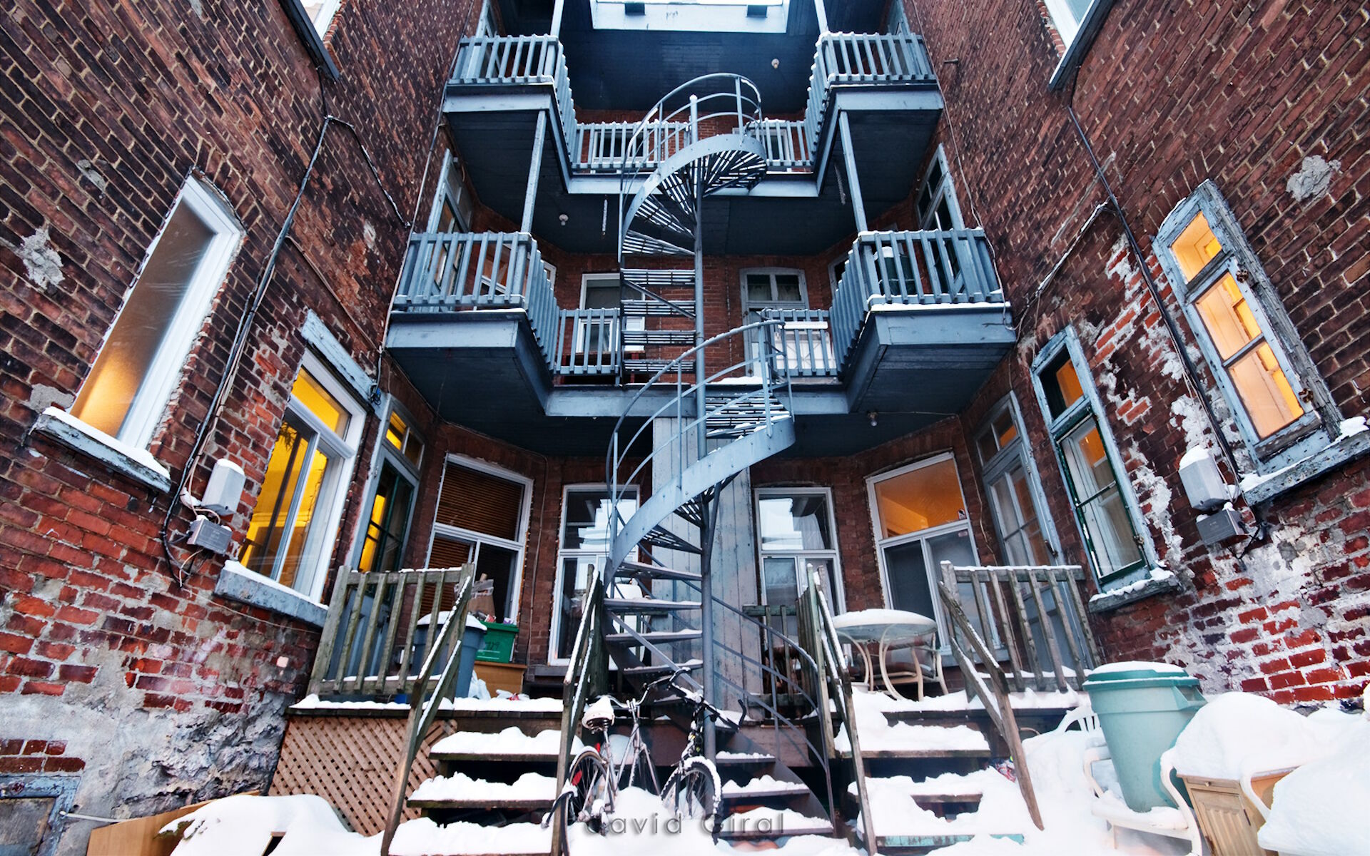 Винтовая лестница между домов