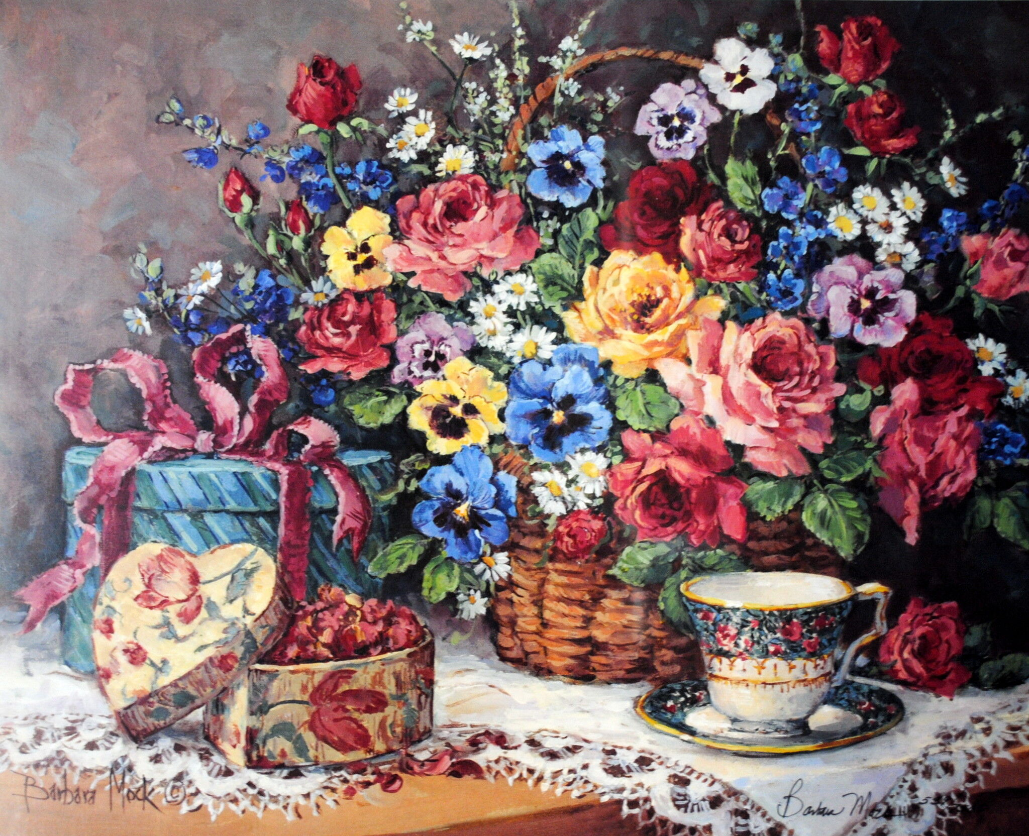 Цветы в корзинке и чай