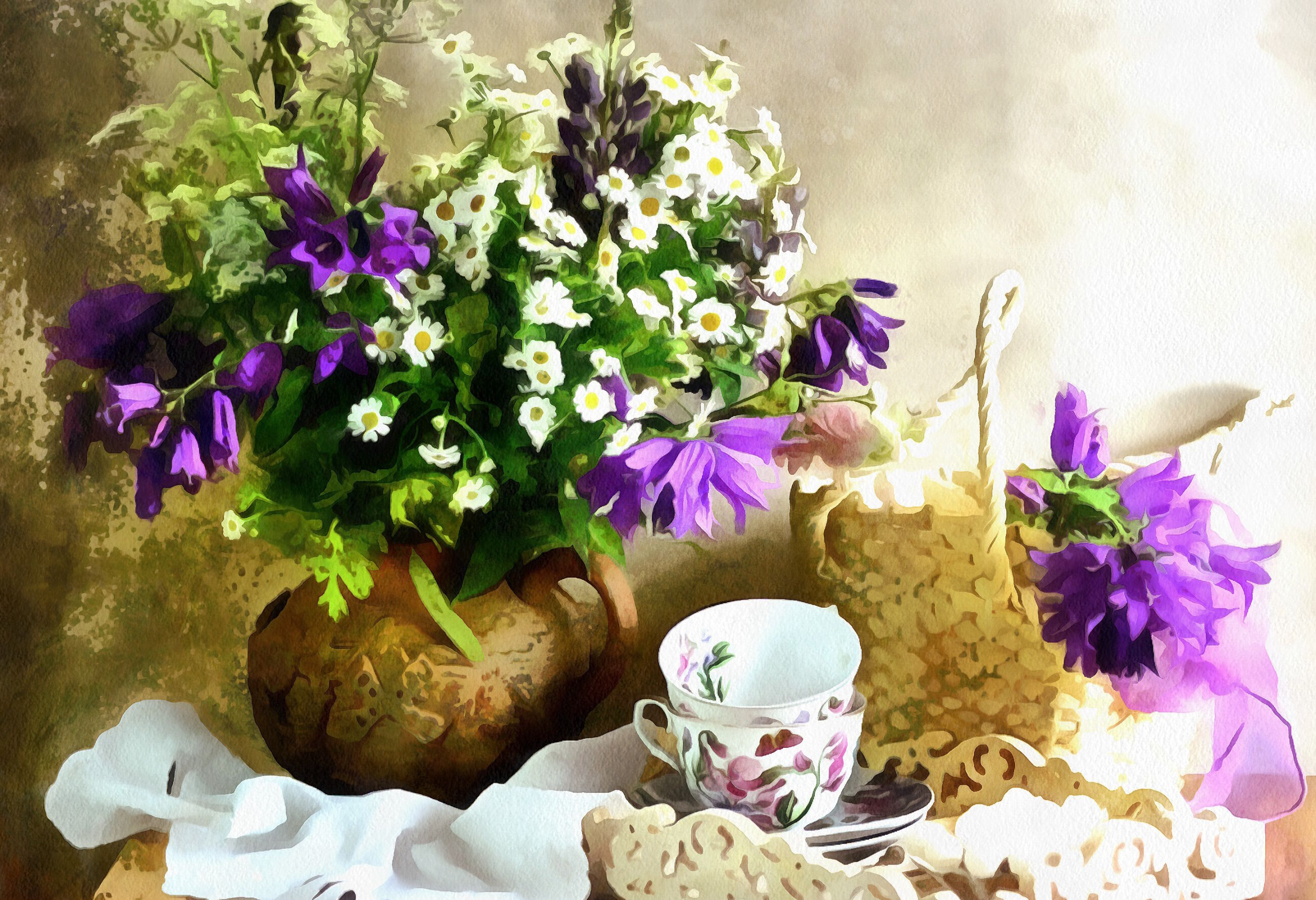 Фиолетовые цветы и чашки