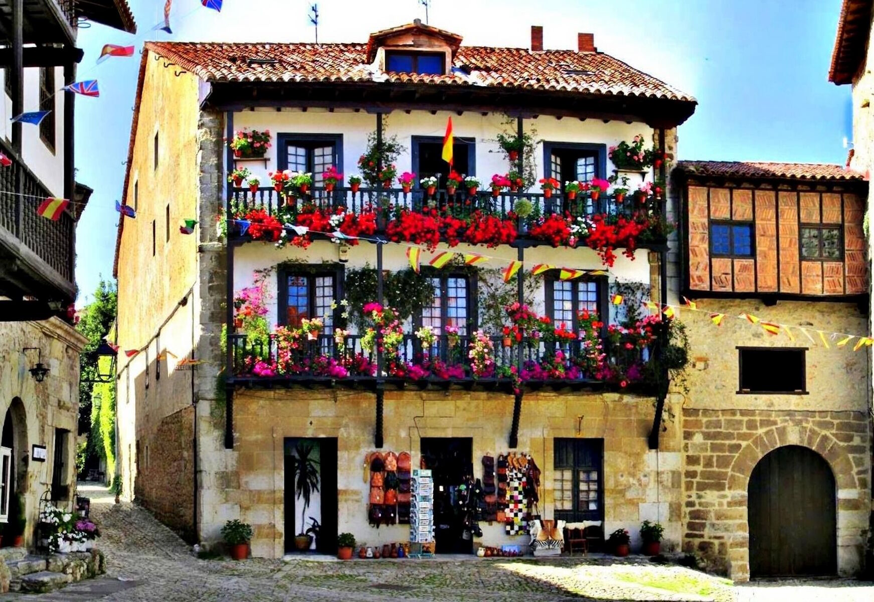 Балконы дома в цветах