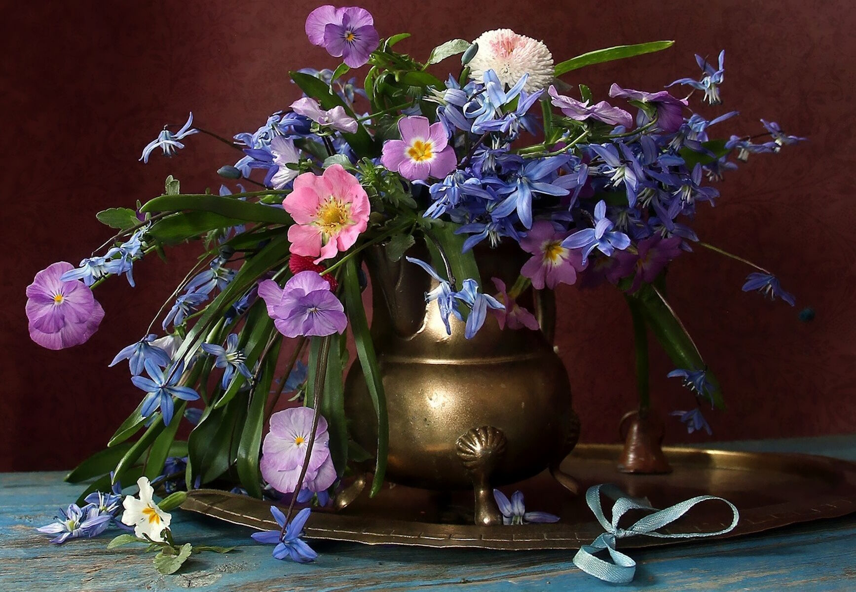 Весенние цветы в вазе