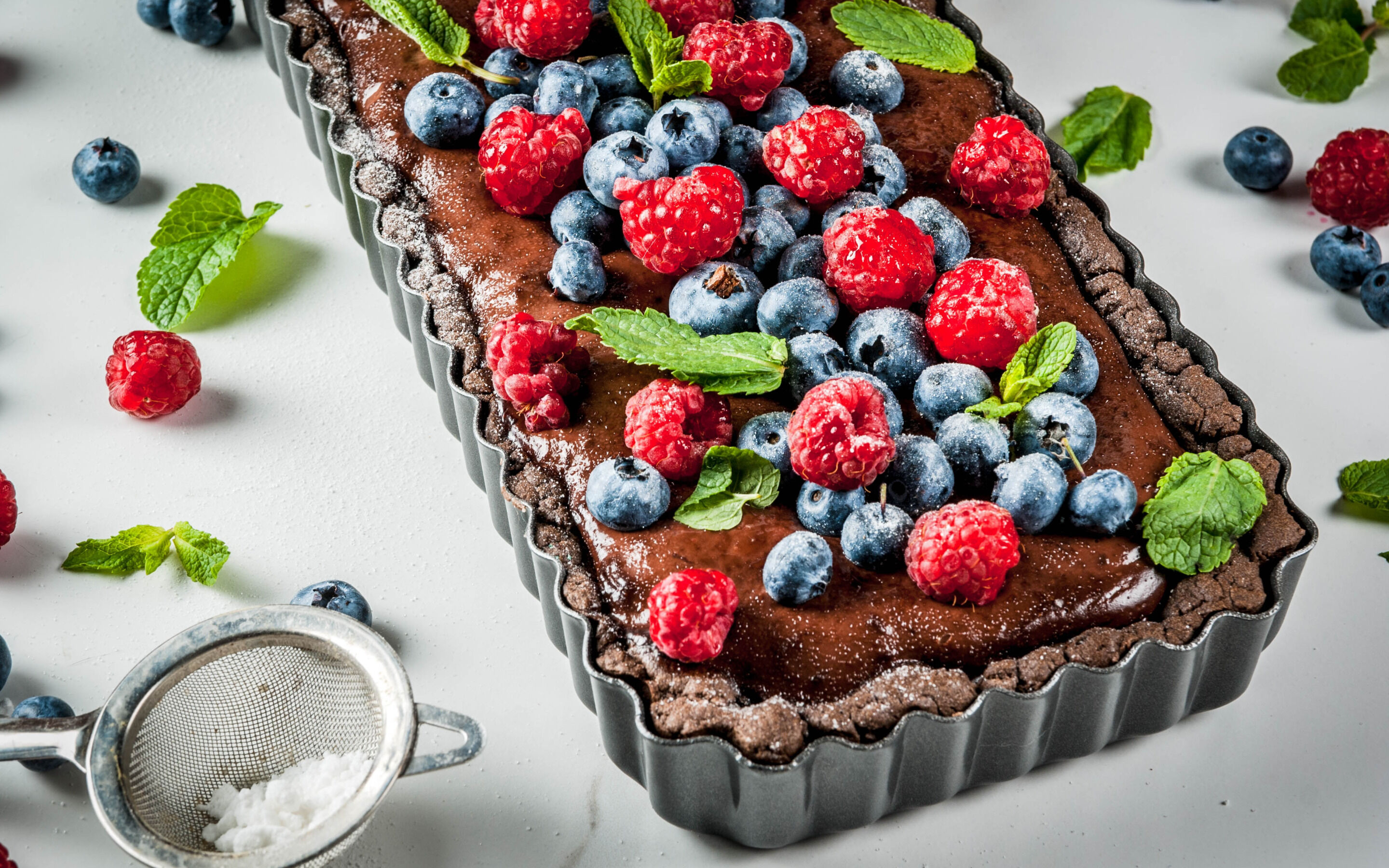 Шоколадный пирог с ягодой